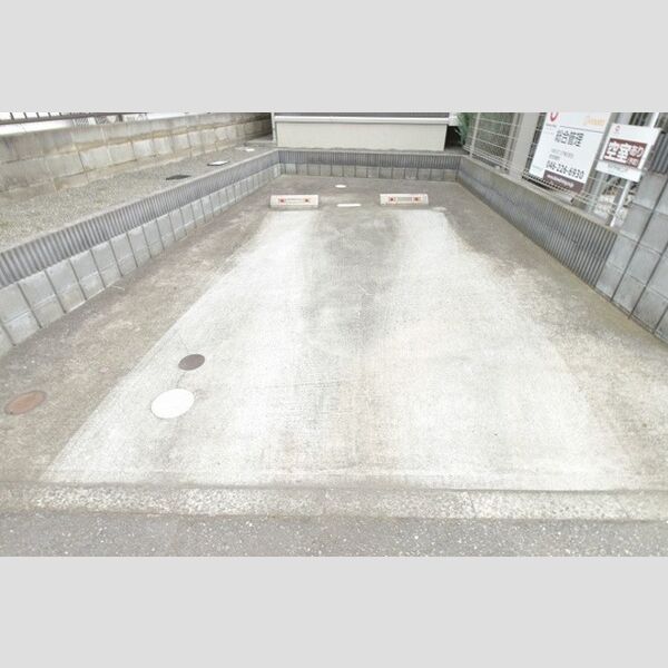 ヴィラ・オルフェーヴル 駐車場