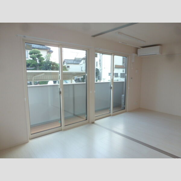 セジュール101号室 洋室からリビング