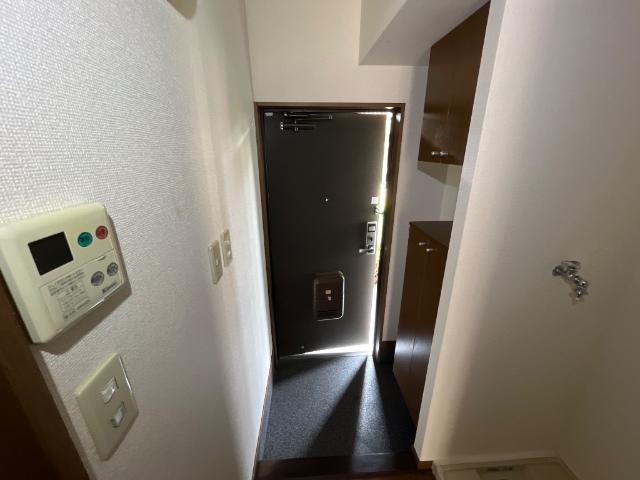 ロズウェルシブヤ102号室 玄関