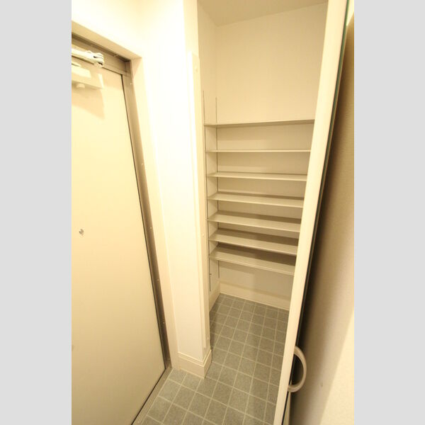・　コンティニュエ103号室 コンティニュエ　103号室　玄関収納