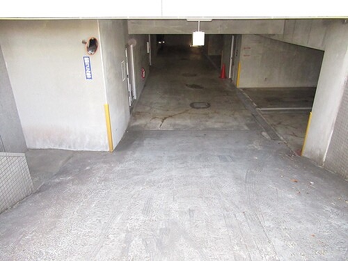 ライオンズマンション鎌倉由比ガ浜4階 駐車場出入口　※2025年09月の写真