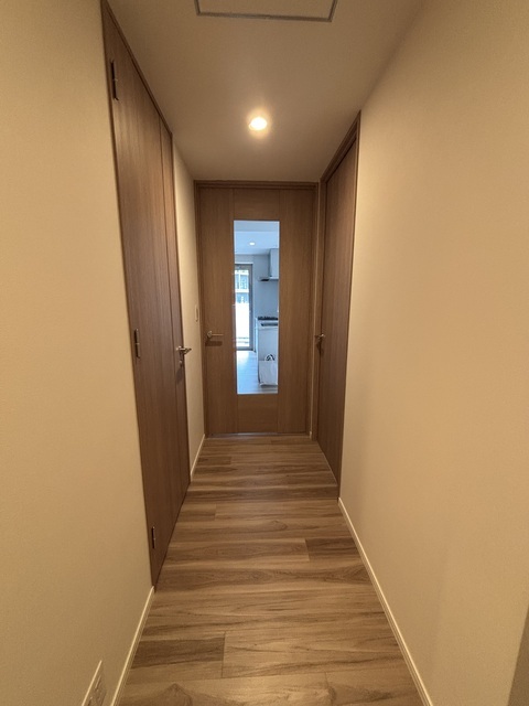 ＨＡＲＵＭＩ　ＦＬＡＧ　ＳＵＮ　ＶＩＬＬＡＧＥ　Ｔ棟801号室 廊下　2025年10月撮影