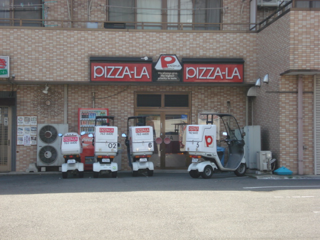 ウルール ピザ屋まで70ｍ