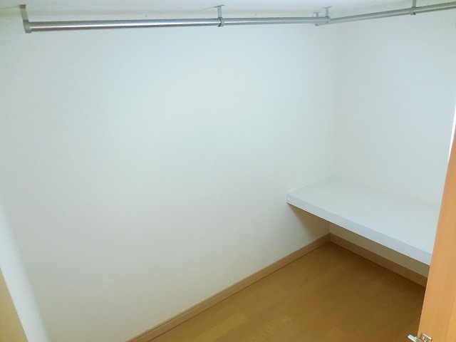 レオパレスウタガワ105号室 ベッド下は、ウォークインクローゼットで御座います。