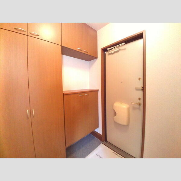 ローズコートサカエ シューズボックスが付いた玄関