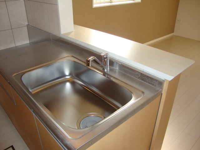 Ｍａｊｅｓｔｉｃ　ｇａｒｄｅｎ101号室 カウンターキッチン