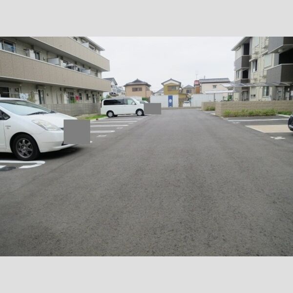 メゾン・ド・シャルール　壱番館 駐車場