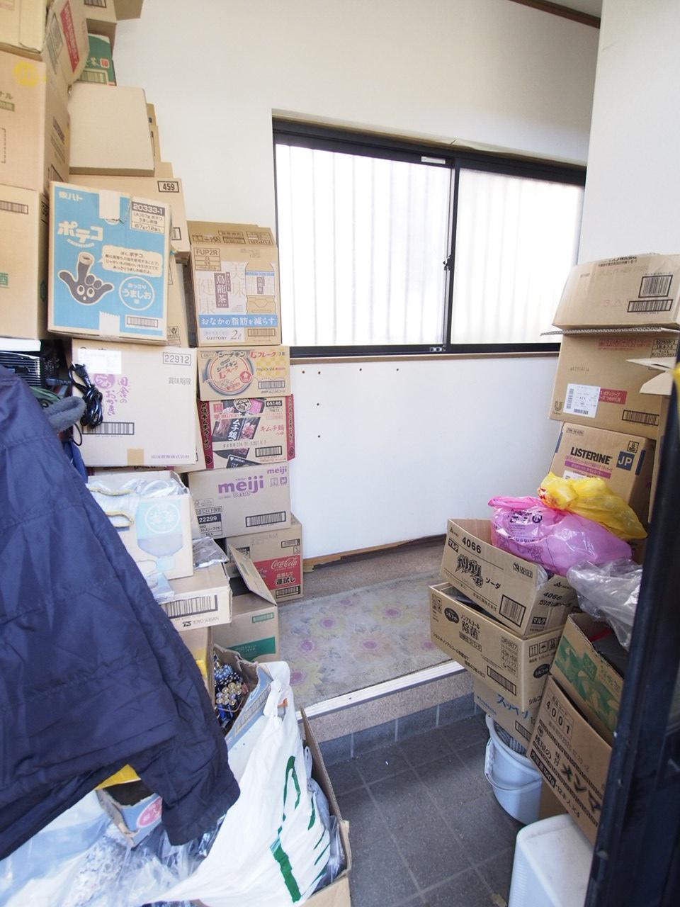 ベリーハイツ104号室 共用部の荷物（103号室の私物、撤去中）