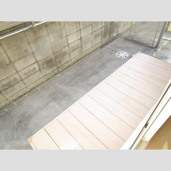 メゾン・ド・サンセール10番館・11番館　11番館102号室 専用庭付きテラス