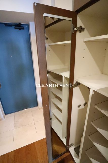 パレステュディオ新宿パークサイド7階 お出かけの際に嬉しい姿見ミラー