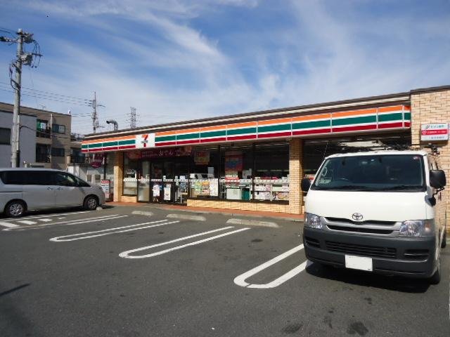 大鈴樹Ⅲ（オオベルジュ） セブンイレブン三鷹新川1丁目店まで941ｍ