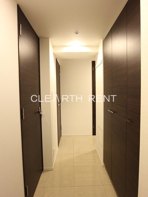 コンシェリア新橋 ＭＡＳＴＥＲ’Ｓ ＶＩＬＬＡ14階 タイル貼りの廊下/高級感が漂います