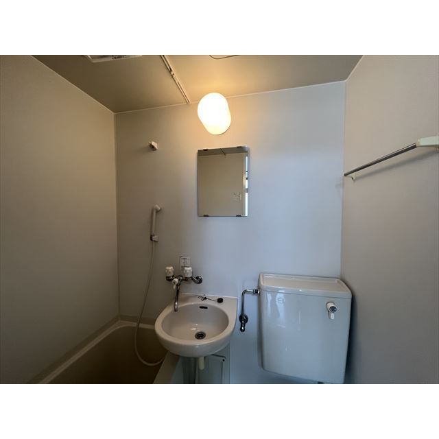 ヴェール･ド･モア102号室 浴室には鏡付き