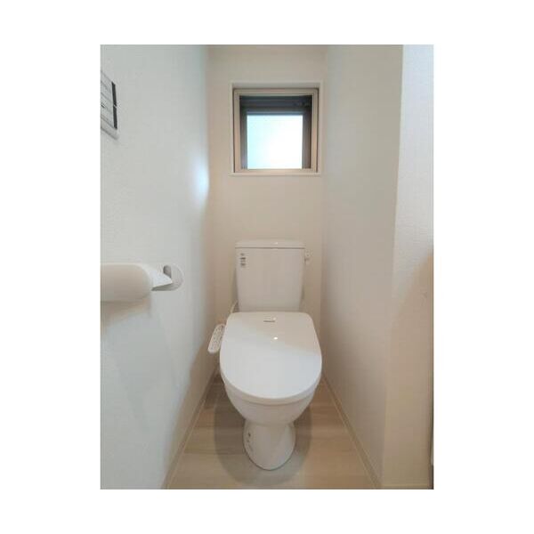 ブルーライトヨコハマ401号室 トイレ