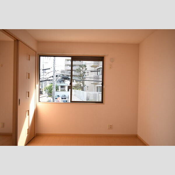 Momo House201号室 バルコニー側洋室