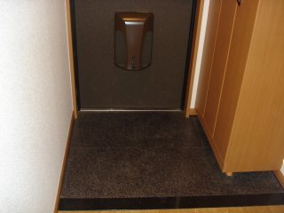 ガーデンプレイス101号室 玄関