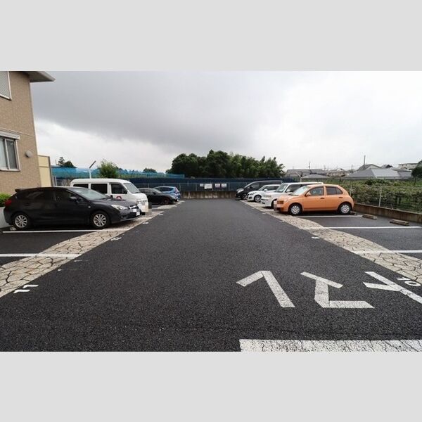 サニーモール　弐番館 駐車場