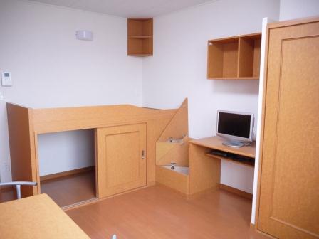 レオパレスビアンカ 1Fフローリング2Ｆ絨毯