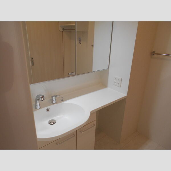 リヴェール苗 ワイド3面ミラーの洗髪洗面化粧台♪