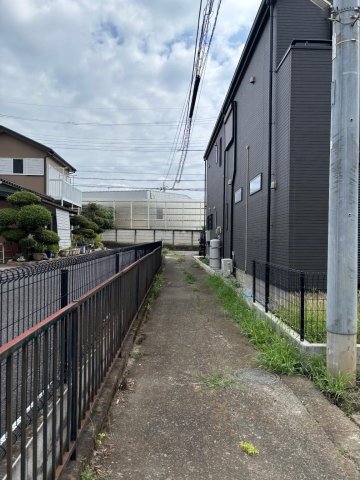 厚木市及川戸建て 通路を進むと軽自動車2台のスペースあり