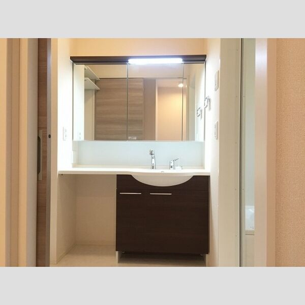 ボンヌール 洗髪のできる広めの洗面化粧台です