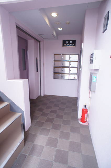 鎌取ＯＫＡＭＯＴＯ．Ｂ0502号室 集合ポストとエレベーターです