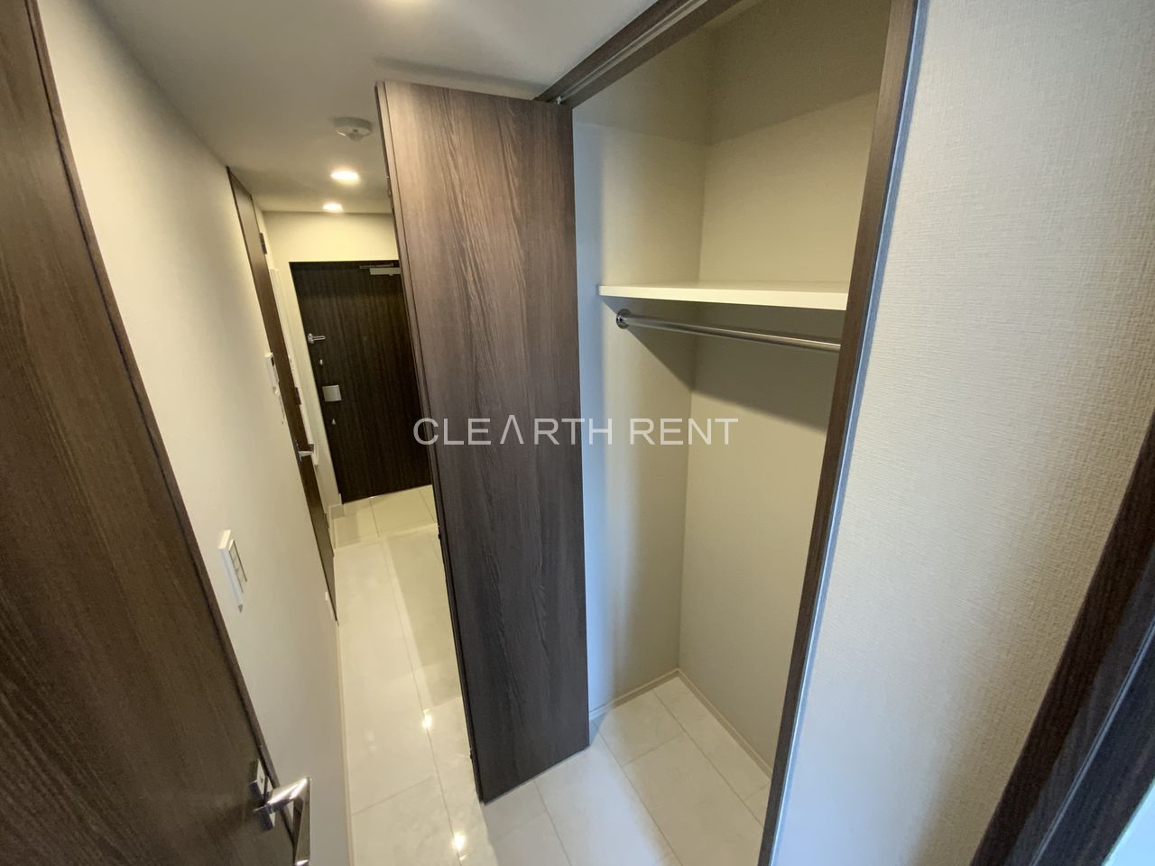 コンシェリア横濱元町 ＴＨＥ ＲＥＳＩＤＥＮＣＥ2階 枕棚とハンガーパイプを備えた大容量の収納クローゼット