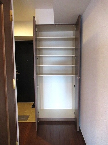 八王子明神町アーバンライフ 物入（廊下）