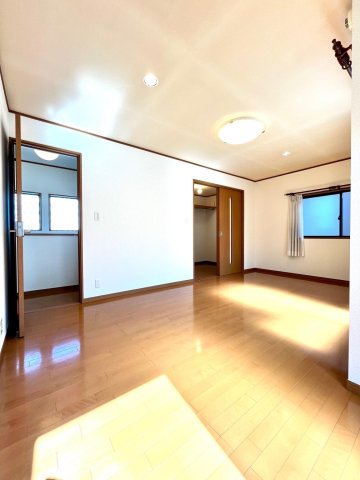 東越谷戸建 大きな窓で明るい2階洋室