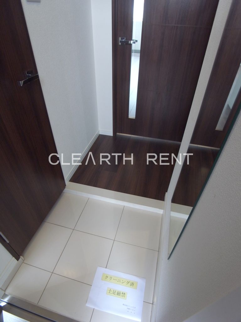 コンシェリア新宿ＥＡＳＴ13階 収納もある玄関です