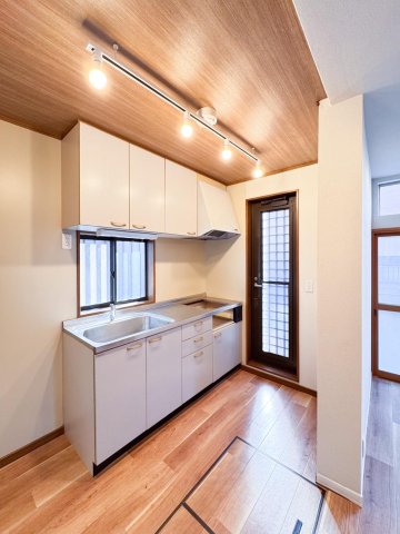 デザイナーズリノベ戸建て 白と木目のオシャレ空間。新しいガスコンロと水栓です。