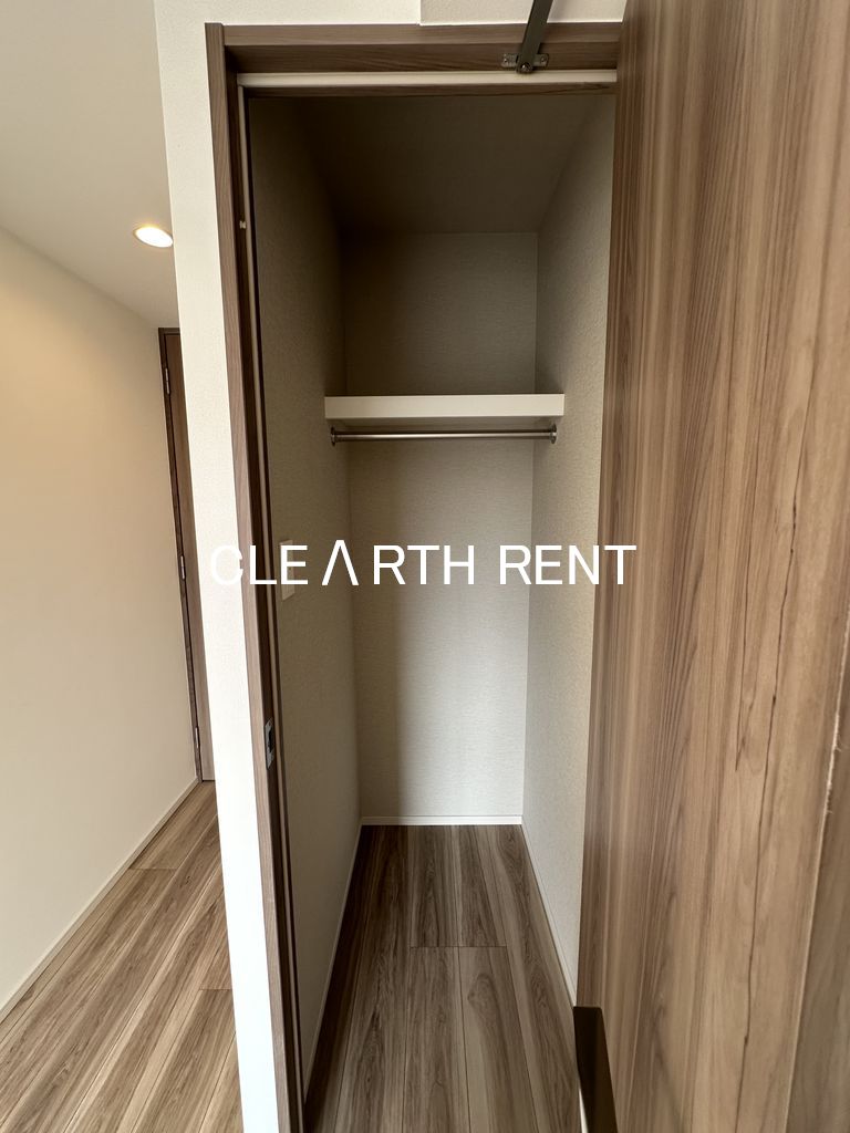 コンシェリア東京 ＜ＨＩＧＡＳＨＩＪＵＪＯ ＲＥＳＩＤＥＮＣＥ8階 ハンガーパイプを備えたクローゼット