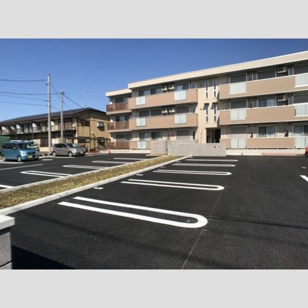 ウィステリア 駐車場