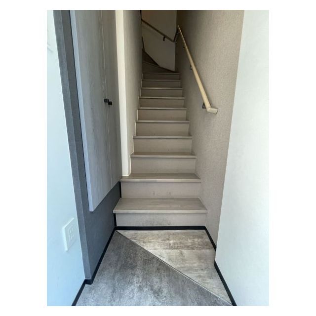 Pair新大久保0103号室 1階から２階への階段