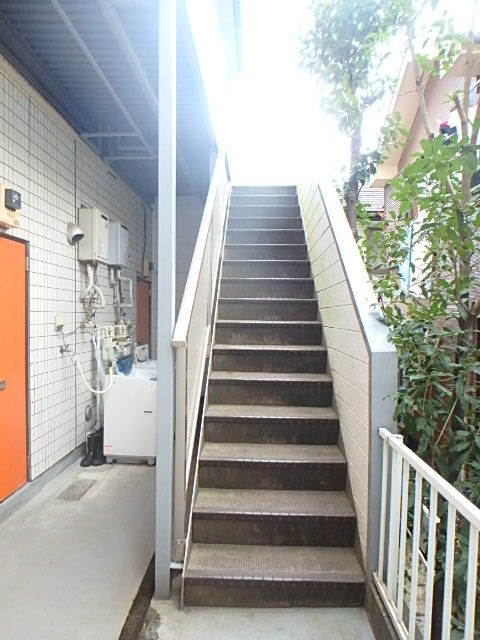 カルタス２１日吉1階 階段
