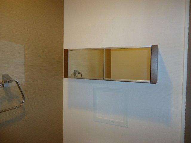 ルミナスハイム３４６ トイレ戸棚