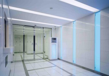 ガラ・ステージ南大塚（巣鴨駅）9階 透明感のある高品質な大理石を壁と床に使ったエントランス