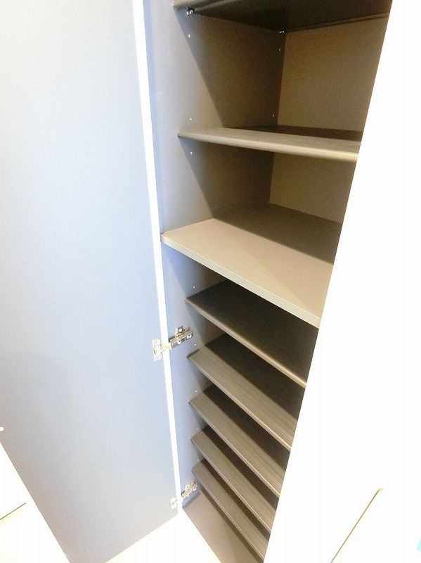 リブリ・ソレイユミタカ 玄関