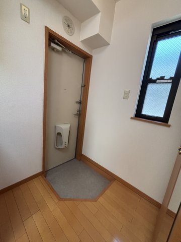 リラ中山0201号室 玄関