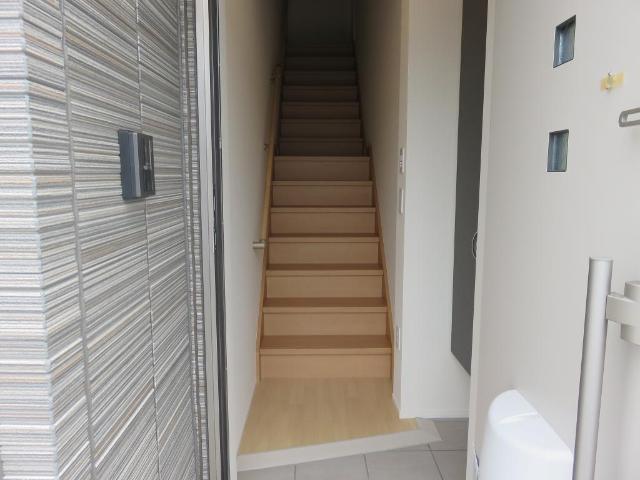 グレイシャス鎌倉201号室 玄関～階段