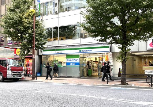 フェニックス新宿七丁目 【コンビニエンスストア】ファミリーマート 新宿七丁目店まで98ｍ