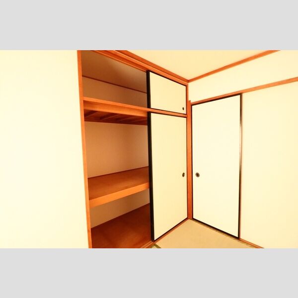 ハイネス大嶋102号室 押し入れ(和室6帖)