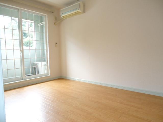 メゾンコリーヌ 洋室（２階）６．５帖