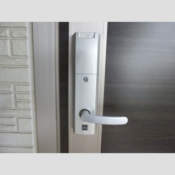 ベルデュール101号室 玄関錠はカードキー