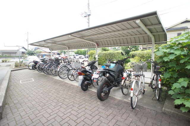 ルミエール若葉0302号室 入居者専用の屋根付駐輪場。