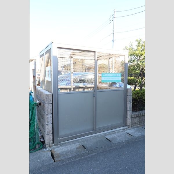 MODAN COURT 和 ゴミ置き場