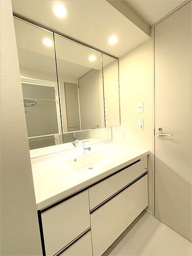 王子飛鳥山ザ・ファーストタワー＆レジデンス　タワー棟17階 3面鏡付化粧台　※内装後2022年8月撮影の写真