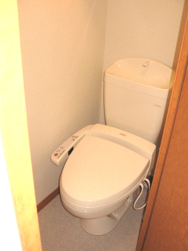 レオパレスコスモハイツ102号室 屋根付き駐輪場
