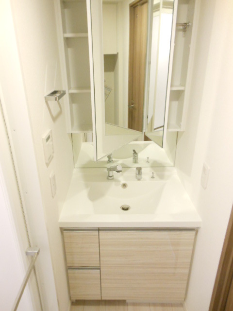 ガーラ・ヒルズ不動前5階 独立洗面台付♪収納豊富です！