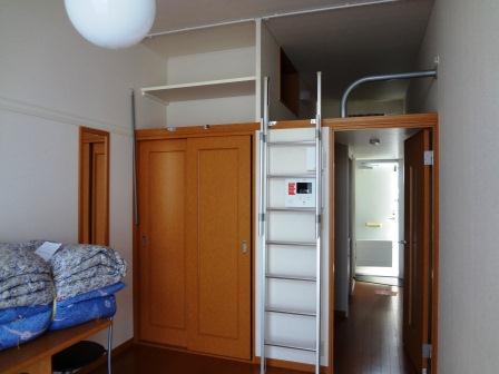 レオパレスルミエールエスト105号室 1Fフローリング2F絨毯